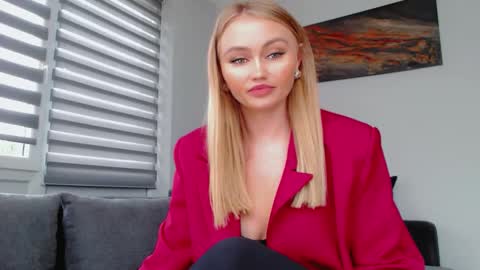Snapshot of melani_a chatting on October 14, 11:11 am Melania online show from October 14, 11:11 am