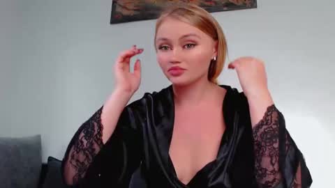 Snapshot of melani_a chatting on October 20, 11:21 am Melania online show from October 20, 11:21 am