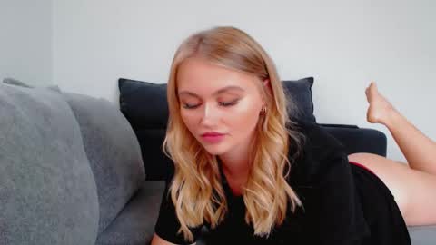 Snapshot of melani_a chatting on October 24, 10:00 am Melania online show from October 24, 10:00 am