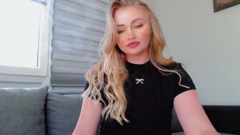Snapshot of melani_a chatting on May 15, 10:44 am Melania online show from May 15, 10:44 am