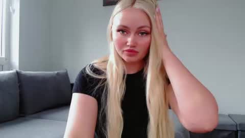 Snapshot of melani_a chatting on June 17, 11:01 am Melania online show from June 17, 11:01 am