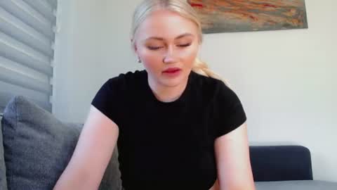 Snapshot of melani_a chatting on June 25, 11:04 am Melania online show from June 25, 11:04 am