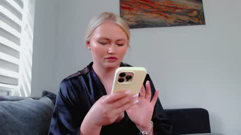 Snapshot of melani_a chatting on July 2, 12:11 pm Melania online show from July 2, 12:11 pm
