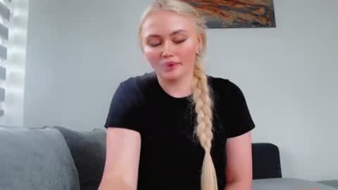 Snapshot of melani_a chatting on July 6, 10:34 am Melania online show from July 6, 10:34 am