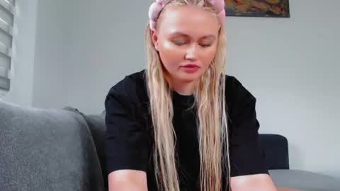 Snapshot of melani_a chatting on July 14, 10:09 am Melania online show from July 14, 10:09 am