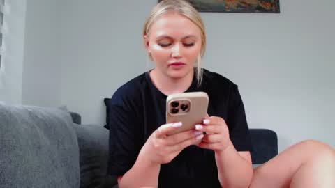 Snapshot of melani_a chatting on July 26, 1:18 pm Melania online show from July 26, 1:18 pm