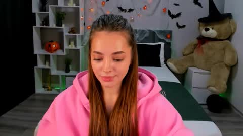 MelanieAlves online show from October 19, 6:30 pm