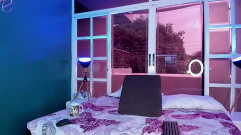 Melanie Roux online show from March 3, 8:04 pm