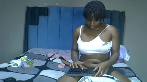 Snapshot of melanin_moon chatting on June 16, 10:12 pm Moon online show from June 16, 10:12 pm
