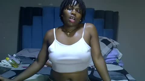 Snapshot of melanin_moon chatting on June 17, 11:27 pm Moon online show from June 17, 11:27 pm