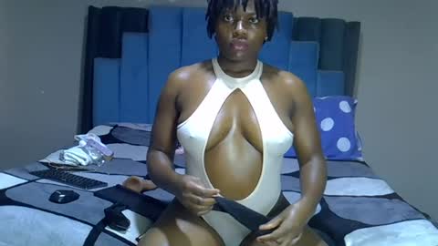 Snapshot of melanin_moon chatting on June 28, 12:33 pm Moon online show from June 28, 12:33 pm