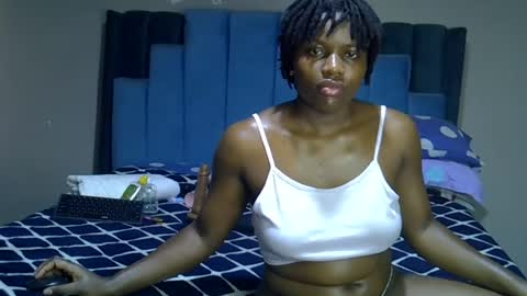 Snapshot of melanin_moon chatting on July 7, 11:25 am Moon online show from July 7, 11:25 am