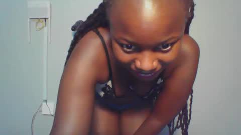 Snapshot of melanin_sassy96 chatting on December 4, 12:41 am bad lil shawry online show from December 4, 12:41 am