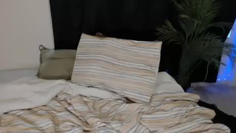 Snapshot of melaninmelanix chatting on January 22, 5:28 pm melaninmelanix online show from January 22, 5:28 pm