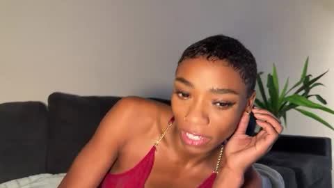 Snapshot of melaninmelanix chatting on February 6, 5:45 am melaninmelanix online show from February 6, 5:45 am