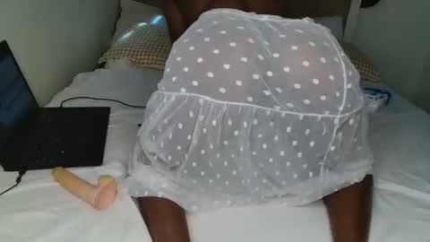 Snapshot of melanique23 chatting on May 5, 7:49 am melanique23 online show from May 5, 7:49 am
