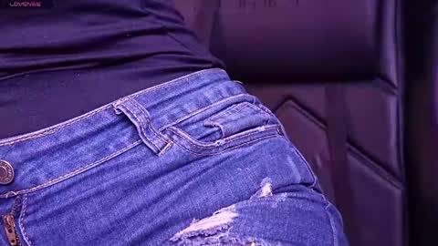 Snapshot of melanny_luv chatting on April 21, 9:17 pm MelanyLuv online show from April 21, 9:17 pm