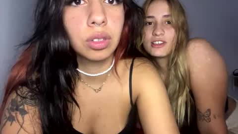 Snapshot of melatina chatting on April 15, 10:54 pm Valentina y Melissa online show from April 15, 10:54 pm