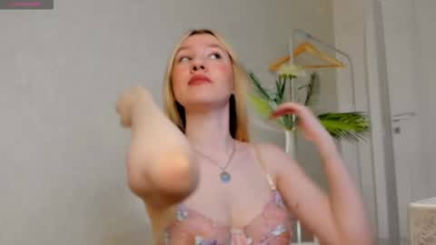 Snapshot of melissa_moooree chatting on March 4, 1:22 am melissa_moooree online show from March 4, 1:22 am
