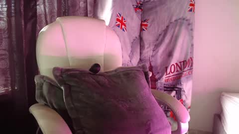 Snapshot of melissa_sexytits chatting on December 4, 8:29 pm Lau   online show from December 4, 8:29 pm