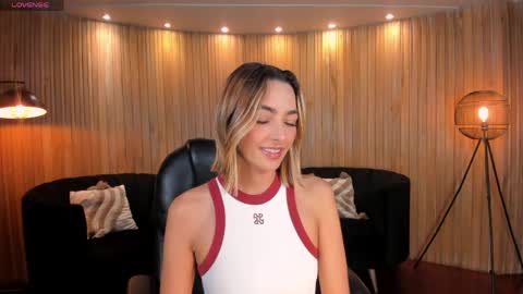 Snapshot of melissamoore_ chatting on May 2, 8:52 am Call me Meli online show from May 2, 8:52 am