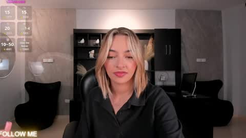 Snapshot of melissamoore_ chatting on May 15, 9:27 am Call me Meli online show from May 15, 9:27 am