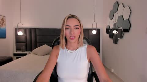 Snapshot of melissamoore_ chatting on May 26, 9:27 am Call me Meli online show from May 26, 9:27 am