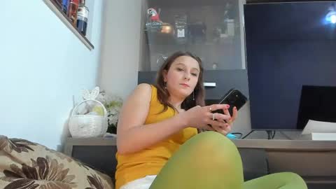 Snapshot of mellbell_ chatting on May 6, 6:57 pm MellyMell online show from May 6, 6:57 pm