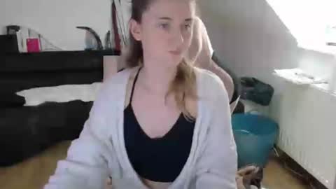 Snapshot of melly4you chatting on June 15, 1:57 pm melly4you online show from June 15, 1:57 pm