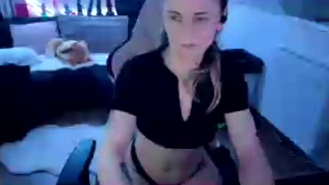 Snapshot of melly4you chatting on July 6, 8:33 pm melly4you online show from July 6, 8:33 pm