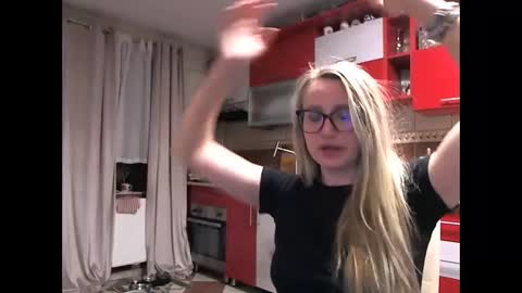 Melly online show from February 13, 10:50 pm