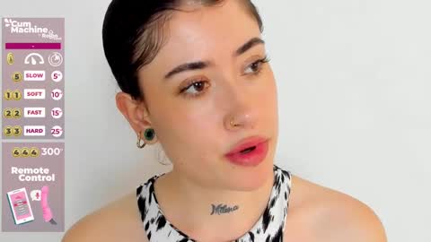 Snapshot of melody_suarez chatting on December 11, 2:30 am MELODY online show from December 11, 2:30 am