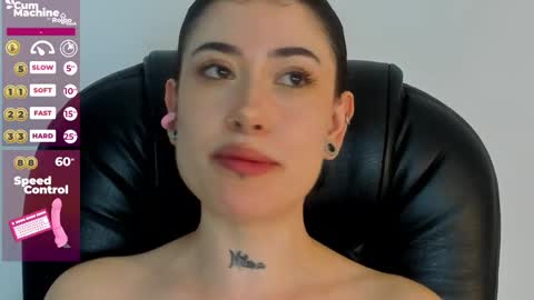 Snapshot of melody_suarez chatting on January 5, 1:35 am MELODY online show from January 5, 1:35 am