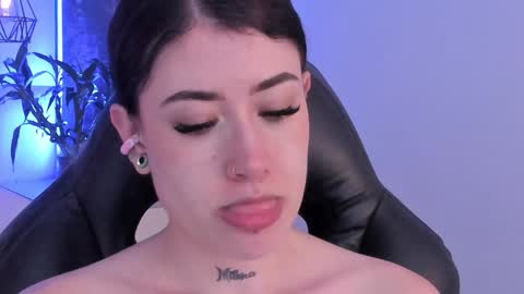 Snapshot of melody_suarez chatting on February 8, 2:15 am MELODY online show from February 8, 2:15 am