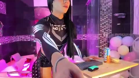 Snapshot of melody_trixie chatting on June 28, 7:25 am melody_trixie online show from June 28, 7:25 am