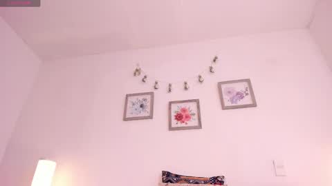 Snapshot of mely_rosee chatting on April 20, 12:41 pm online show from April 20, 12:41 pm
