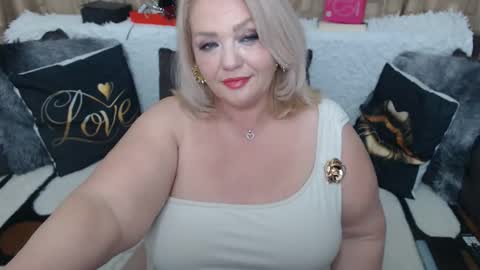 Snapshot of melyssamilfxxx chatting on May 1, 3:33 am melyssamilfxxx online show from May 1, 3:33 am
