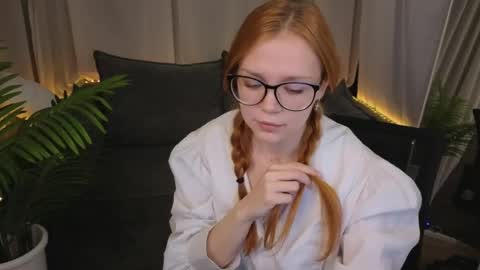 Snapshot of memymee_ chatting on June 8, 1:39 am memymee_ online show from June 8, 1:39 am