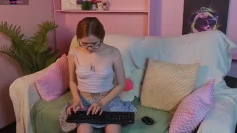 Snapshot of memymee_ chatting on June 11, 2:53 am memymee_ online show from June 11, 2:53 am