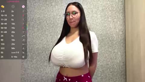 Snapshot of meowgirlye chatting on February 4, 11:05 am Mona online show from February 4, 11:05 am