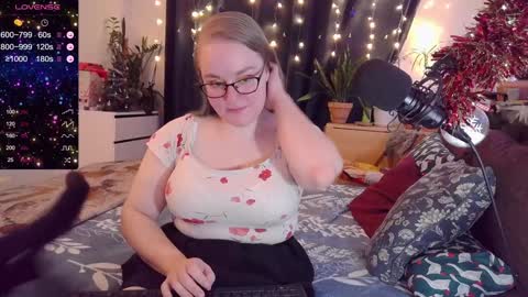 Snapshot of meowut chatting on December 9, 6:12 am Mary online show from December 9, 6:12 am