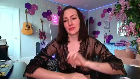 Snapshot of meredithbae chatting on June 8, 9:59 pm Meredith Bae online show from June 8, 9:59 pm