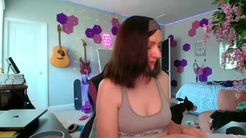 Snapshot of meredithbae chatting on July 6, 6:32 pm Meredith Bae online show from July 6, 6:32 pm