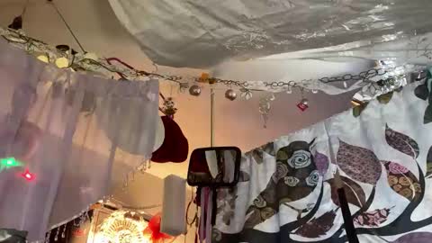 Snapshot of merelyalover chatting on March 7, 4:35 am gurlnips online show from March 7, 4:35 am