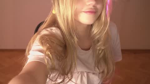 Lara OFFLINE  online show from January 12, 12:18 am