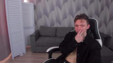 Snapshot of meverik_oushen chatting on April 21, 2:01 pm MEVERIK OUSHEN online show from April 21, 2:01 pm