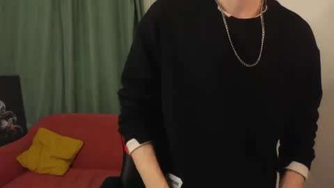 Snapshot of meverik_oushen chatting on May 8, 12:43 pm MEVERIK OUSHEN online show from May 8, 12:43 pm