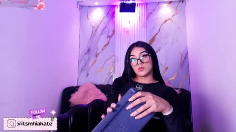 Snapshot of mhia_kate chatting on May 1, 12:10 pm Mhia Kate online show from May 1, 12:10 pm