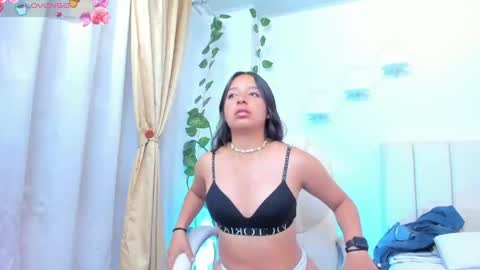 Snapshot of mia18___ chatting on May 19, 9:21 pm Mia online show from May 19, 9:21 pm