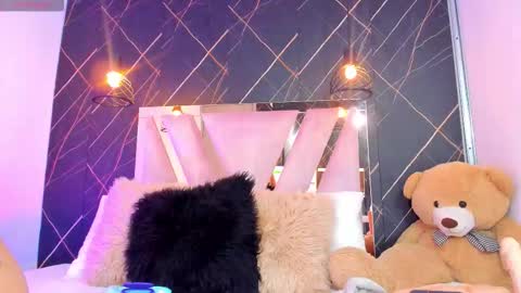 Snapshot of mia77_ chatting on February 18, 3:13 am Mia online show from February 18, 3:13 am